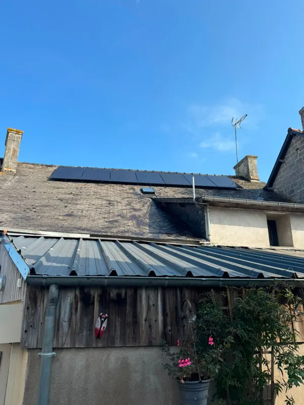 Installation Soleva Home chez un particulier : toiture en ardoise équipée de panneaux solaires