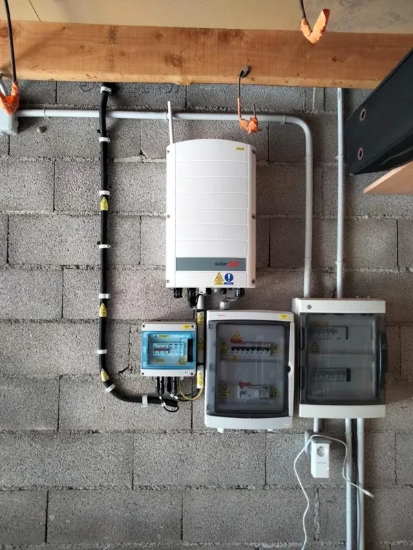 Installation Soleva Home chez un particulier : onduleur & protections au garage