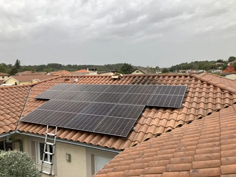 Installation Soleva Home chez un particulier : échelle en place sur le pignon