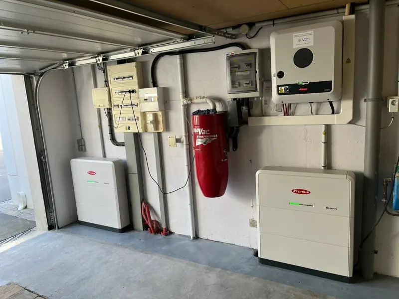 Installation Soleva Home chez un particulier : onduleur & batterie au garage