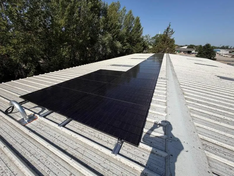 Installation Soleva Pro pour un professionnel : toiture bac acier, surimposition