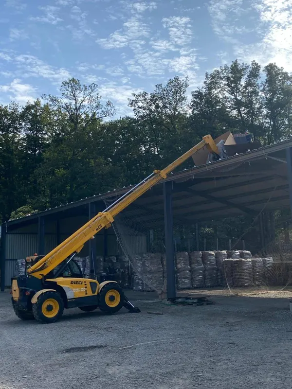 Installation Soleva Pro pour un professionnel : levage du matériel au télescopique