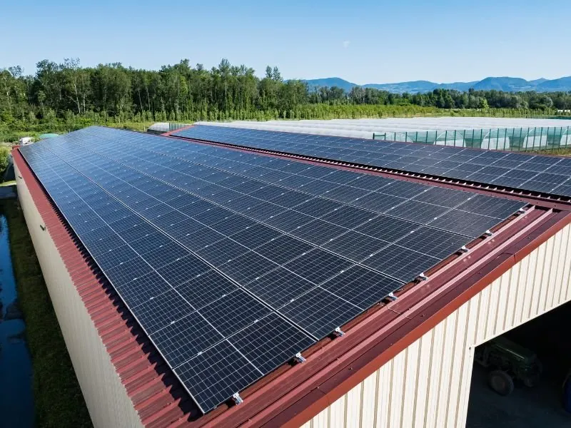 Installation Soleva Pro pour un professionnel : bâtiment agricole, grande toiture