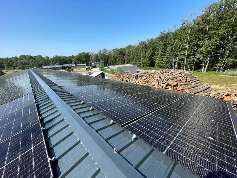 Installation Soleva Pro pour un professionnel : bâtiment d’activité, toiture acier