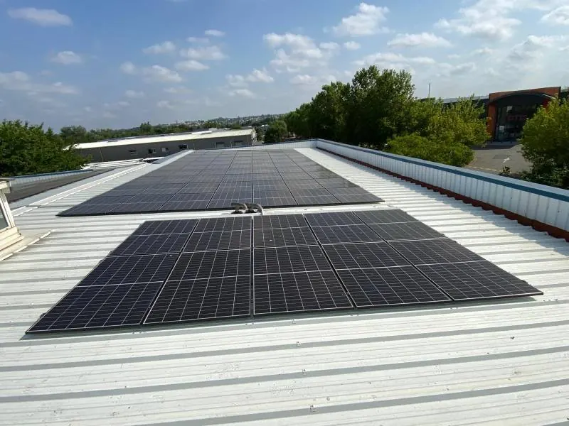 Installation Soleva Pro pour un professionnel : toiture tertiaire, centrale