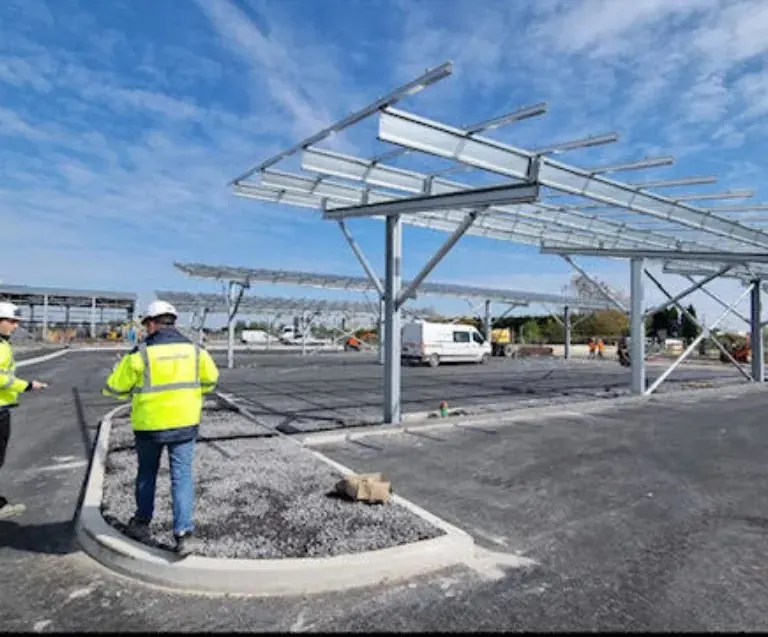 Installation Soleva Pro pour un professionnel : ombrière de parking en cours de pose