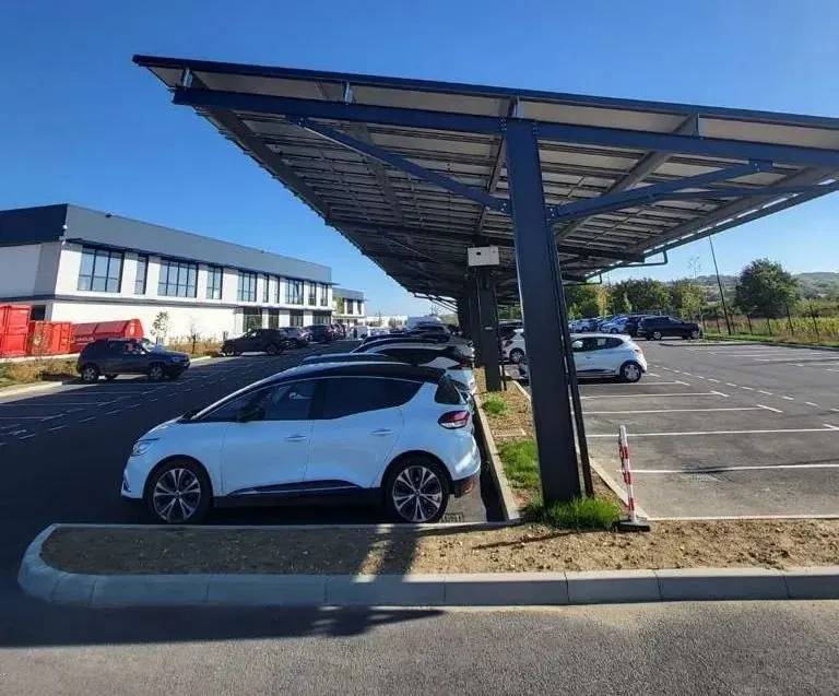 Installation Soleva Pro pour un professionnel : ombrière devant un bâtiment commercial