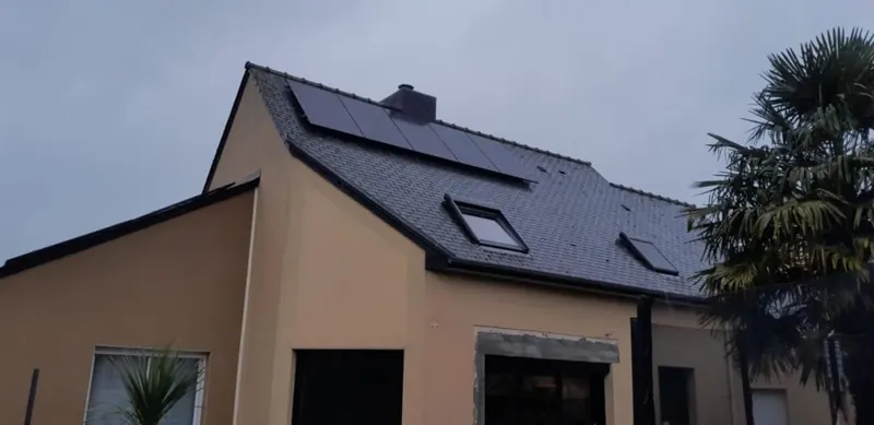 Maison en ardoise équipée de panneaux solaires en Ille-et-Vilaine