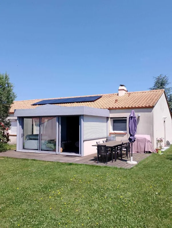 Maison de plain-pied équipée de panneaux solaires en Loire-Atlantique