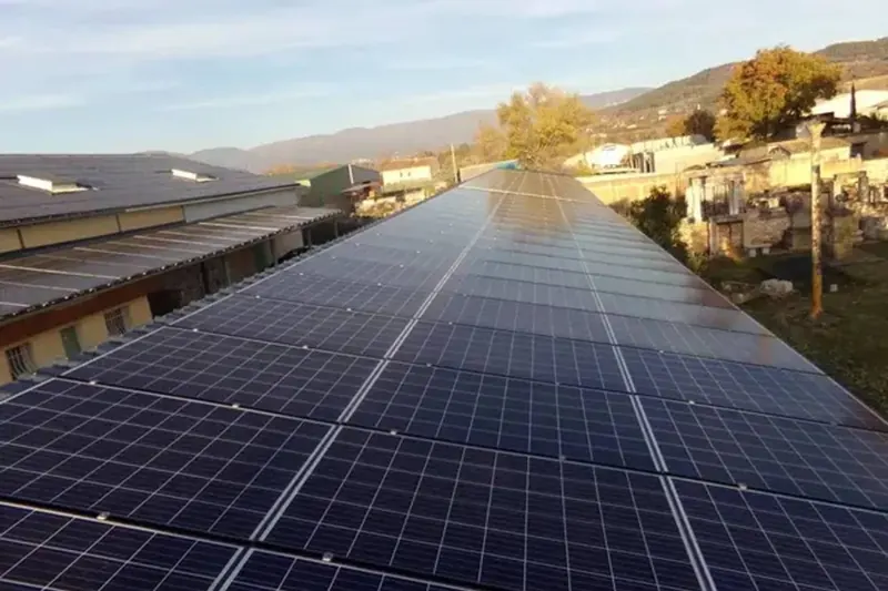 Grande toiture photovoltaïque d’un bâtiment professionnel en Haute-Saône