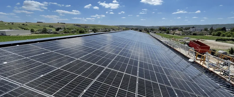 Grande toiture de bâtiment agricole entièrement équipée de panneaux solaires dans la Marne