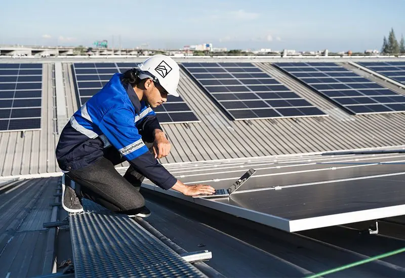 Technicien Soleva Pro sur une toiture industrielle